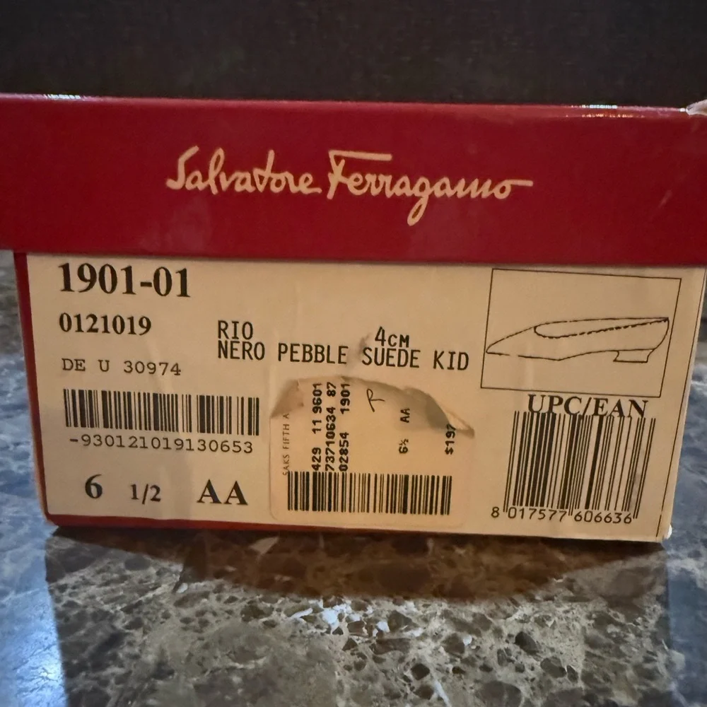 NWT Vintage Salvatore Ferragamo. Rio Nero Pebble Suede Pump. Size 6.5 AA.